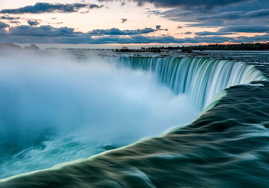 Niagara Falls photo by Sergey Pesterev via unsplash